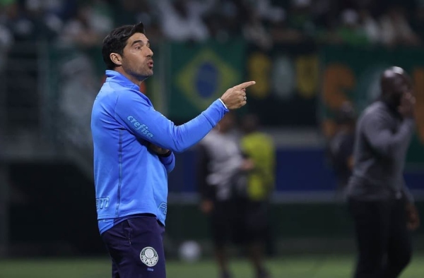 Abel Ferreira celebra noite ‘mágica’ do Palmeiras e elogia participação da torcida: ‘Vitória é deles’