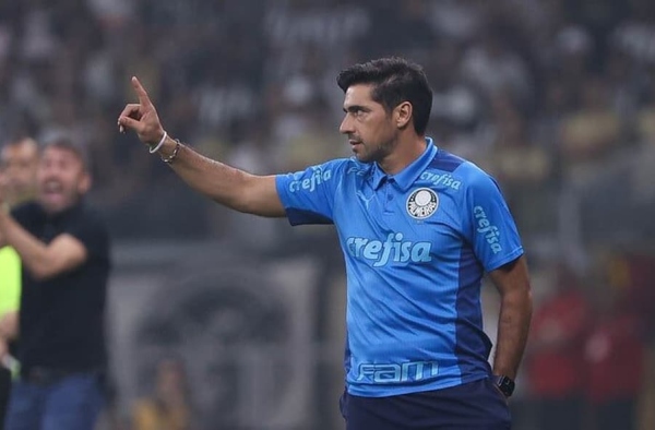 Abel Ferreira pode ser punido pelo STJD por puxar celular da mão de repórter após empate do Palmeiras