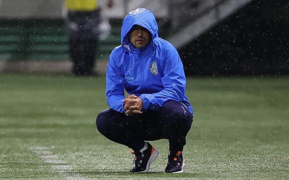 Abel Ferreira relembra de Telê Santana ao criticar gramado do Mineirão após empate do Palmeiras: ‘Já falava em 1992…’