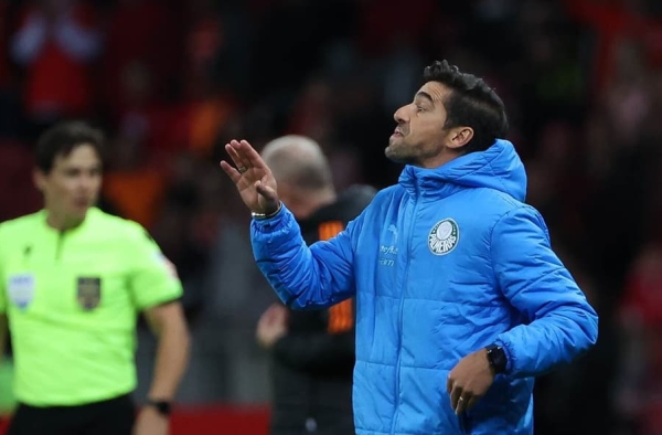 Abel Ferreira, técnico do Palmeiras, ganha mais um prêmio em Portugal
