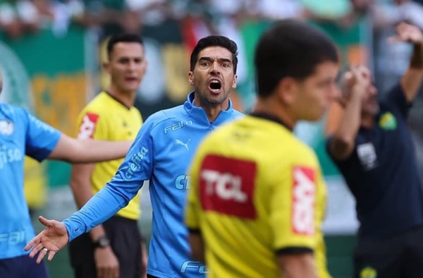Abel não entende expulsão na vitória do Palmeiras e desabafa: ‘Isso me tira a vontade de continuar aqui’