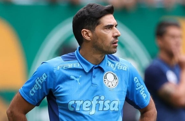 Abel recebe punição do STJD por ter puxado celular da mão de repórter após Atlético-MG x Palmeiras