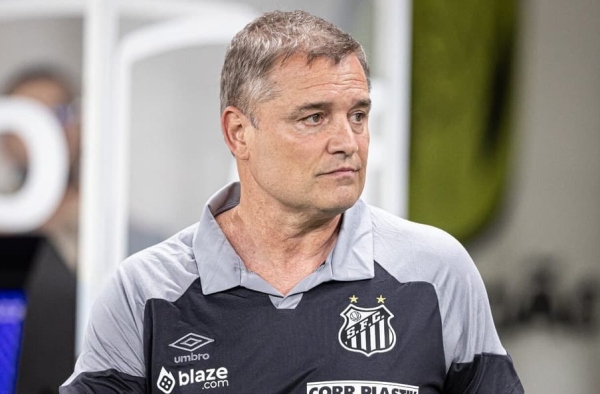 Aguirre lamenta chances desperdiçadas pelo Santos, mas vê melhora no desempenho