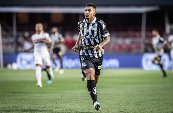 Alvo de clubes europeus, Marcos Leonardo comenta futuro no Santos