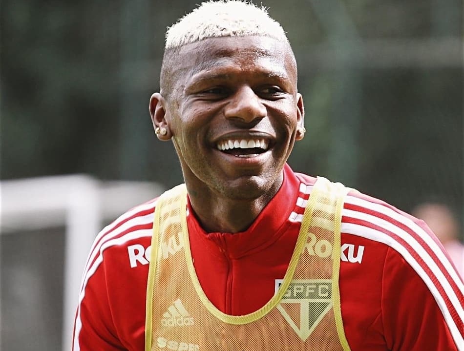 ‘Amigo da criançada e solidário’: Arboleda dá a volta por cima após lesão no São Paulo, mas fora de campo surpreende