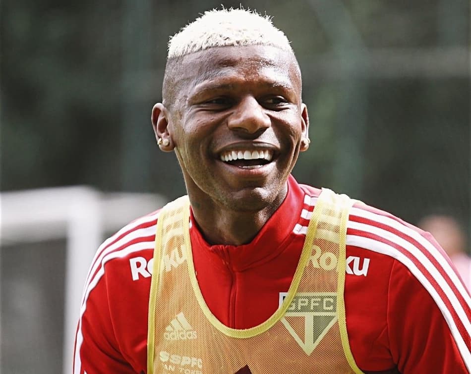 ‘Amigo da criançada e solidário’: Arboleda dá a volta por cima após lesão no São Paulo, mas fora de campo surpreende