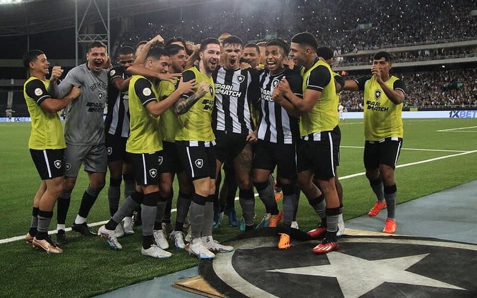 ANÁLISE: Botafogo atropela Corinthians no Nilton Santos e prova que não está na liderança do Brasileirão por acaso