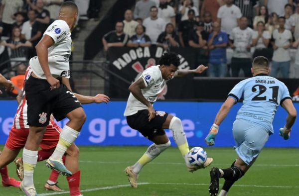 ANÁLISE: Corinthians domina, mas perde chance de ‘passar de ano’ contra o Estudiantes