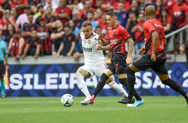 ANÁLISE: Ineficiente, Flamengo volta a falhar na defesa, sofre a virada e pode terminar rodada no Z4 do Brasileirão