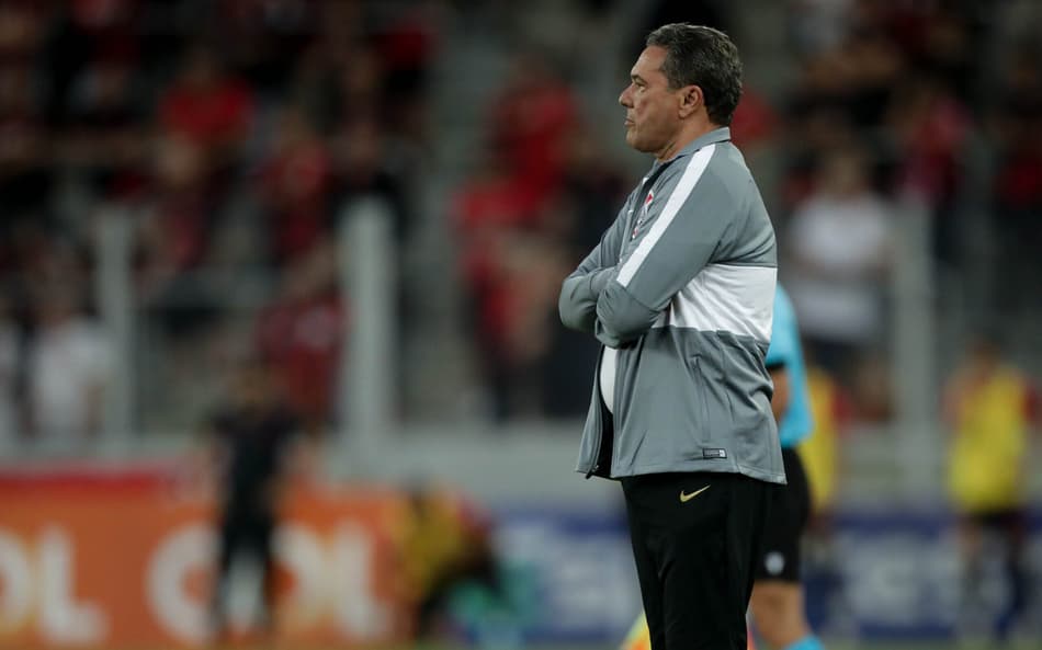 ANÁLISE: melhora estéril no segundo tempo contra o Athletico não indica evolução do Corinthians nas mãos de Luxa