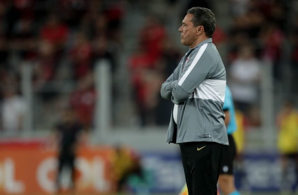 ANÁLISE: melhora estéril no segundo tempo contra o Athletico não indica evolução do Corinthians nas mãos de Luxa