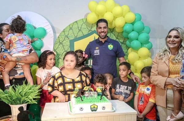António Oliveira, técnico do Cuiabá, faz visita especial à crianças com câncer