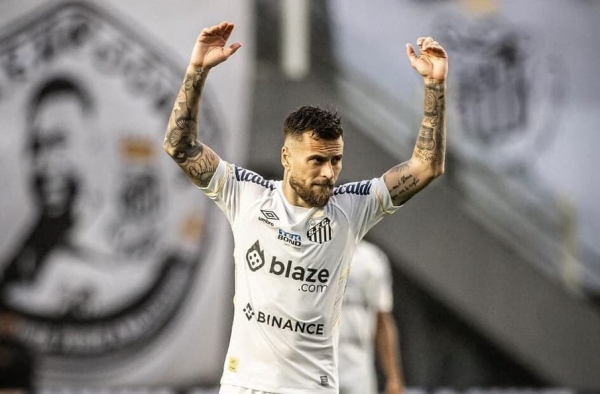Após vitória do Santos, Lucas Lima ‘enquadra’ Daronco por expulsão