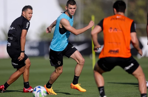Após cirurgia de apendicite, Moscardo trabalha com bola e avança em recuperação no Corinthians