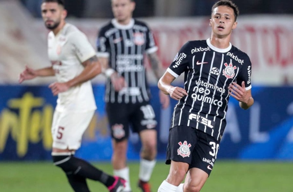 Após ‘encher os olhos’ de Luxemburgo, meia da base perde espaço no Corinthians