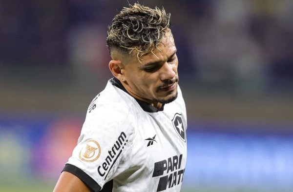 Artilheiro do Botafogo, Tiquinho Soares desembarca no Rio de Janeiro caminhando com auxílio de muleta