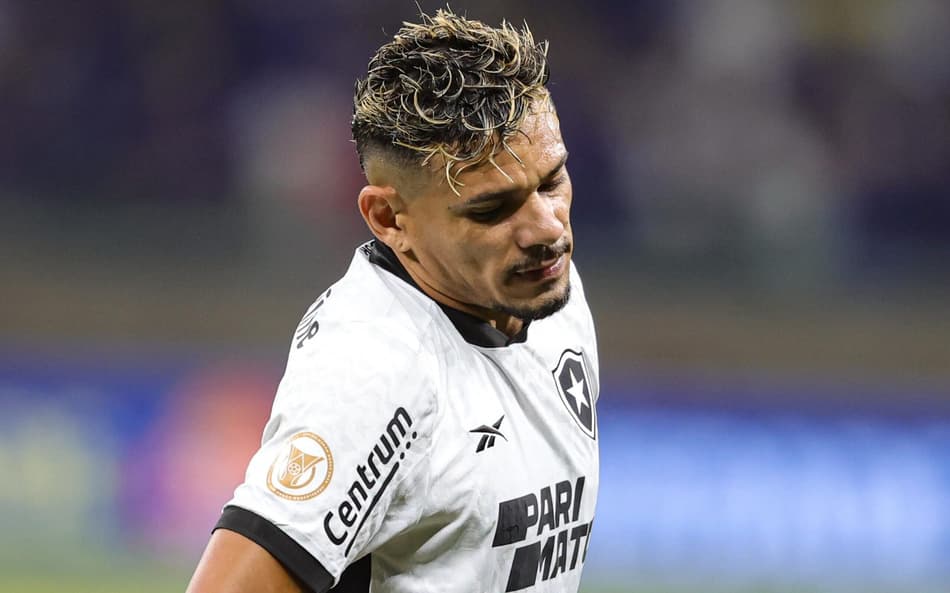 Artilheiro do Botafogo, Tiquinho Soares desembarca no Rio de Janeiro caminhando com auxílio de muleta