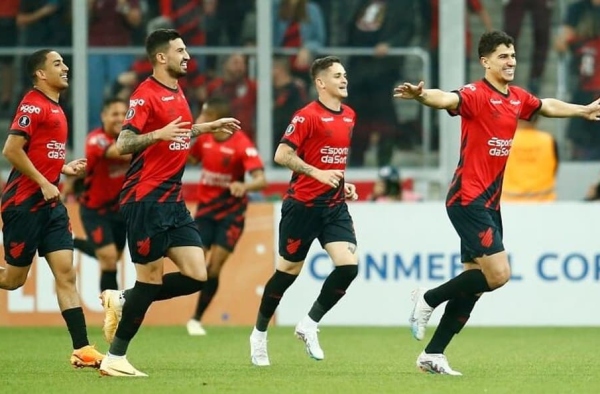 Athletico-PR confirma favoritismo, vence Alianza Lima e passa em primeiro no Grupo G