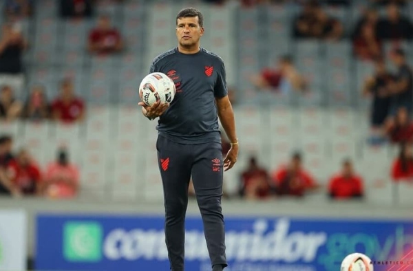 Athletico-PR nomeia técnico interino após a demissão de Paulo Turra