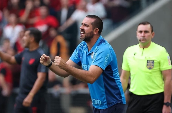 Auxiliar de Abel fala em ‘vergonha’ e dispara contra a arbitragem após empate do Palmeiras: ‘Não deixam os melhores ganharem’