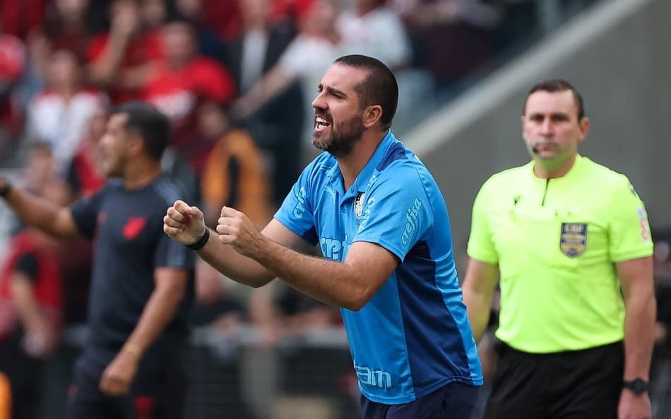 Auxiliar de Abel fala em ‘vergonha’ e dispara contra a arbitragem após empate do Palmeiras: ‘Não deixam os melhores ganharem’