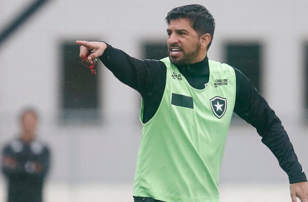 Auxiliar de Ramón Díaz já se declarou botafoguense e costuma demonstrar carinho pelo clube