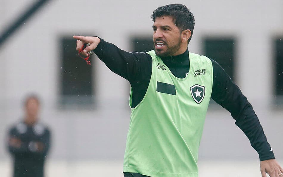 Auxiliar de Ramón Díaz já se declarou botafoguense e costuma demonstrar carinho pelo clube