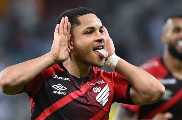 Bar em Curitiba faz promoção tendo Vitor Roque como protagonista