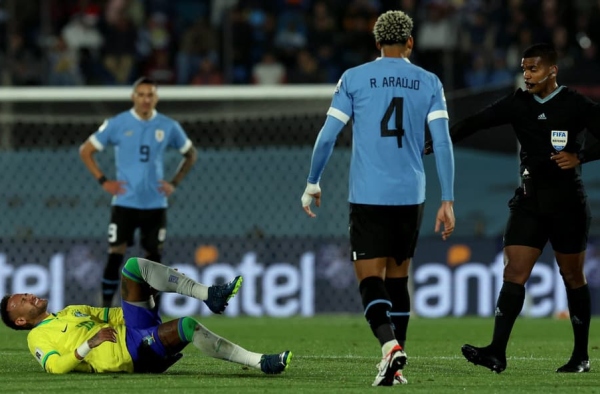 Bastidor: vestiário da Seleção Brasileira após derrota para o Uruguai tem grande preocupação com lesão de Neymar