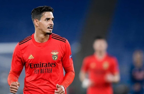 Benfica recua em pedida, e Corinthians fica próximo de acertar com Lucas Veríssimo