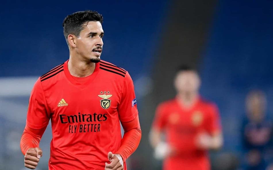 Benfica recua em pedida, e Corinthians fica próximo de acertar com Lucas Veríssimo