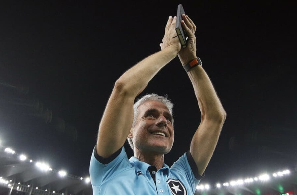 Botafogo anuncia saída do técnico Luís Castro