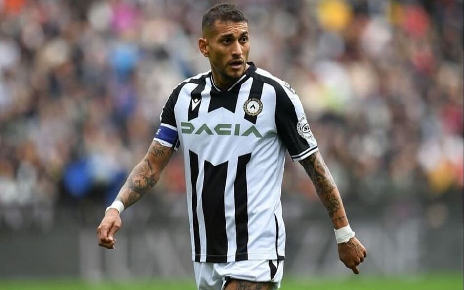 Botafogo oficializa proposta pelo meia Roberto Pereyra