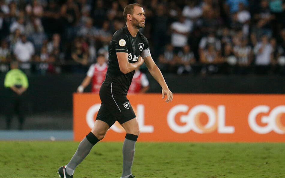Botafogo organiza jogo festivo para despedida de Joel Carli e planeja evento com fotos e autógrafos no Nilton Santos