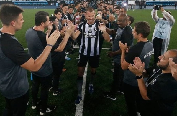 Botafogo recebe multa da Conmebol por homenagem a Joel Carli em jogo na Sul-Americana