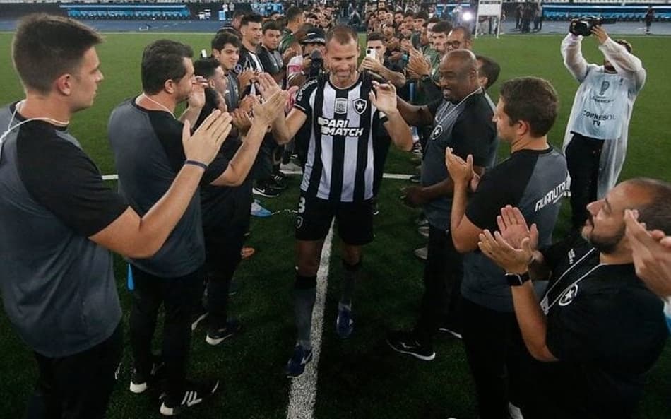 Botafogo recebe multa da Conmebol por homenagem a Joel Carli em jogo na Sul-Americana