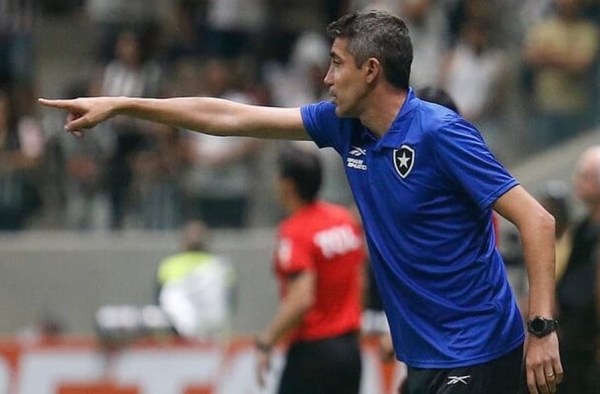 Bruno Lage critica arbitragem por gol anulado do Botafogo e diz que ‘erros mantêm Brasileirão animado’