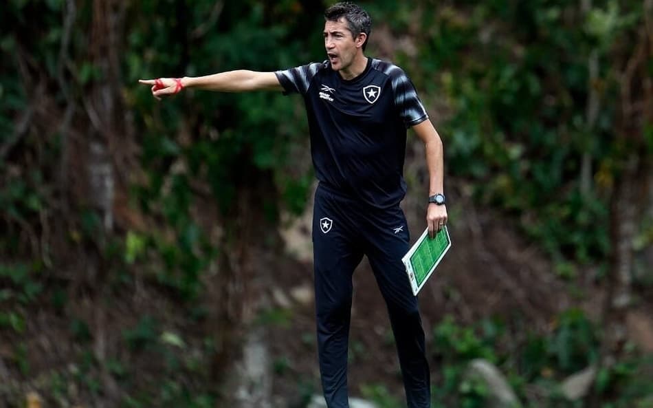 Bruno Lage demonstra confiança em jovens do Botafogo e valoriza atuação de Matías Segovia