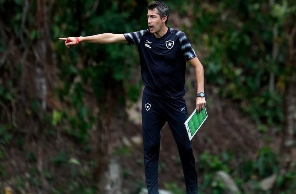 Bruno Lage demonstra confiança em jovens do Botafogo e valoriza atuação de Matías Segovia
