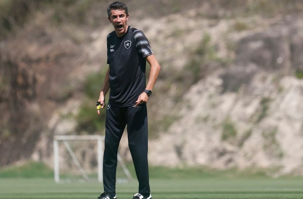 Bruno Lage indica mudanças no Botafogo para o confronto com o Atlético-MG; veja a provável escalação!