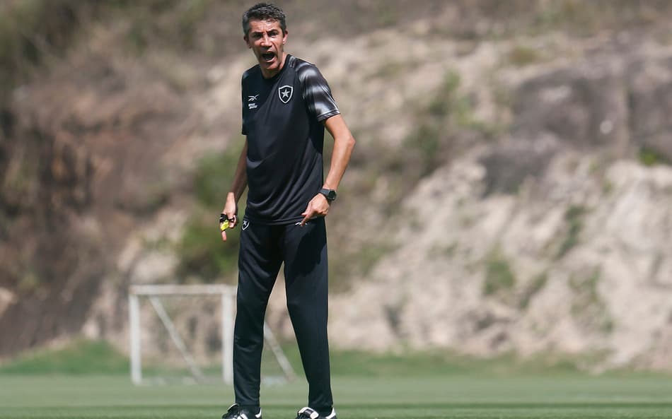 Bruno Lage indica mudanças no Botafogo para o confronto com o Atlético-MG; veja a provável escalação!
