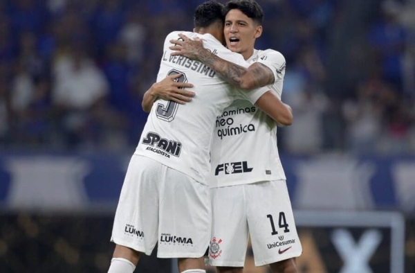 Caetano ou Veríssimo? Quem vai entrar no lugar de Murillo na zaga do Corinthians