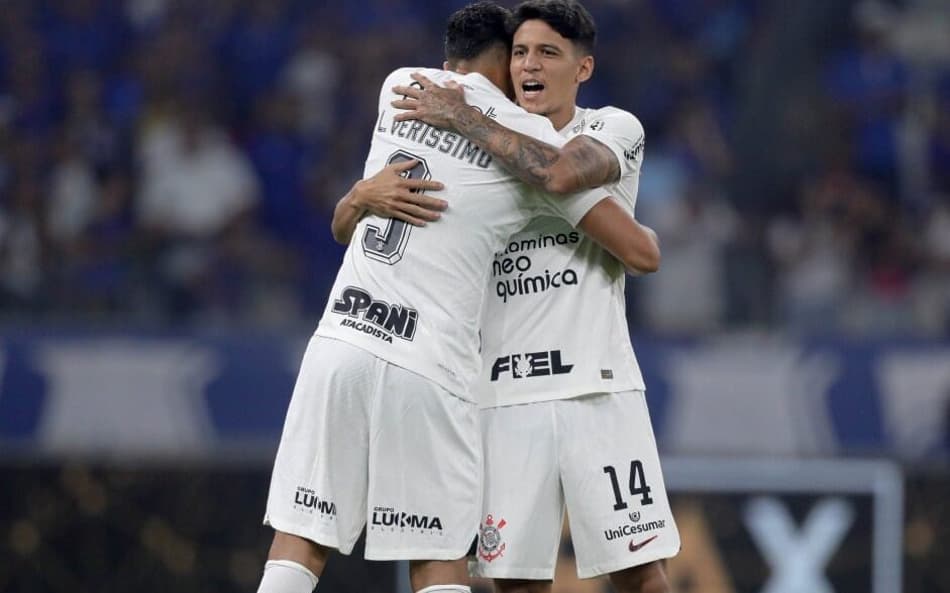 Caetano ou Veríssimo? Quem vai entrar no lugar de Murillo na zaga do Corinthians
