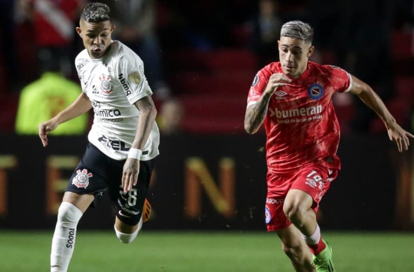 Calote envolvendo Fausto Vera afasta Corinthians de lateral do Argentinos Juniors