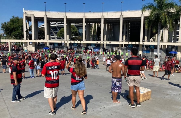Cambistas agem livremente nos arredores do Maracanã antes de Flamengo x São Paulo
