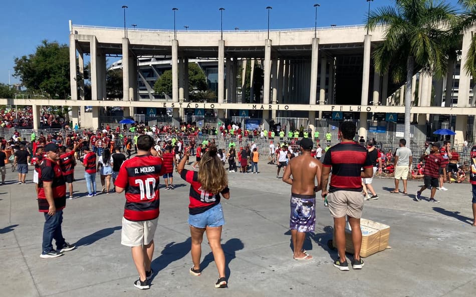 Cambistas agem livremente nos arredores do Maracanã antes de Flamengo x São Paulo