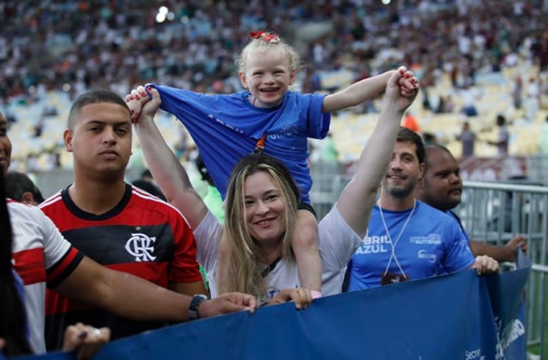 Campanha de conscientização Abril Azul leva a campo crianças autistas que torcem por Fluminense e Flamengo