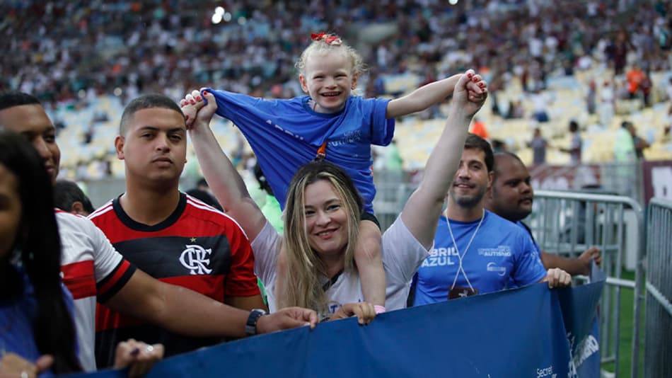 Campanha de conscientização Abril Azul leva a campo crianças autistas que torcem por Fluminense e Flamengo