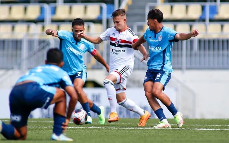Capitão do sub-20 agrada Dorival e deve ser ‘próximo da fila’ de Cotia a integrar elenco principal do São Paulo