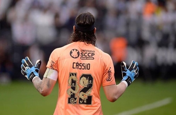 Cássio sofre pancada no tornozelo contra o Newell´s e será reavaliado pelo Corinthians